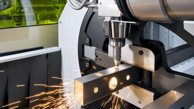 Laserové rezanie kovového štvorhranného profilu pomocou laserovej rezacej hlavy