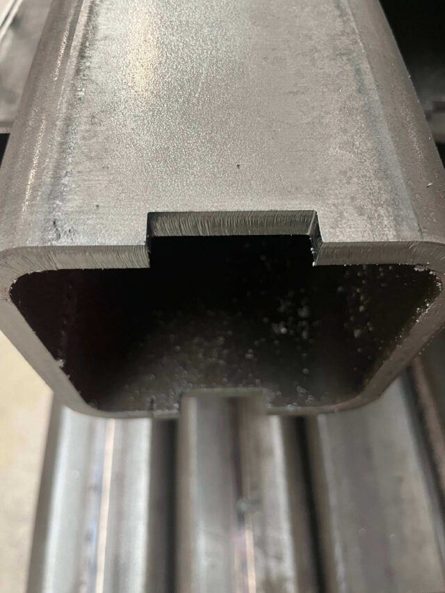 Detail presného laserového rezania kovových dielov.